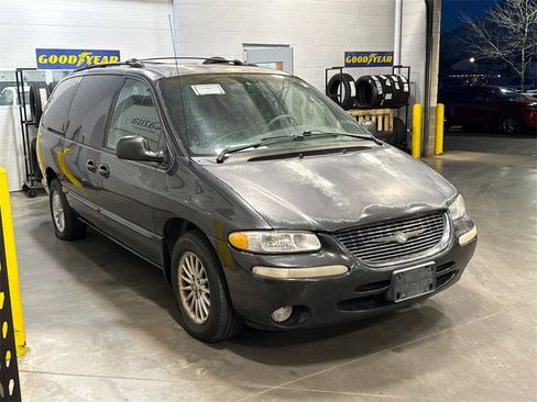 Used 2000 Chrysler Town & Country LX image 3