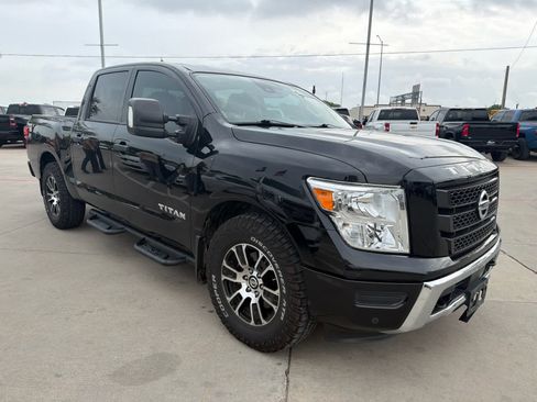 Used 2022 Nissan Titan SV w/ SV Convenience Package image 5