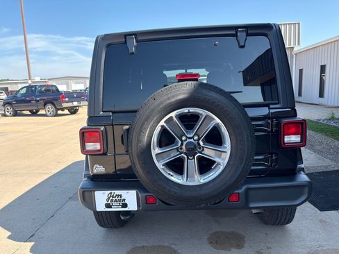 Used 2021 Jeep Wrangler Unlimited Sahara w/ Uconnect 4C Nav & Sound Group image 10