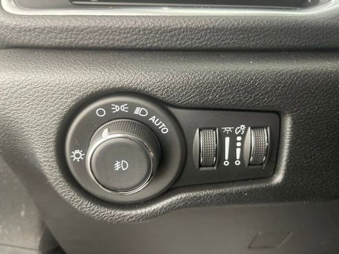 Used 2025 Chrysler Pacifica Limited image 36