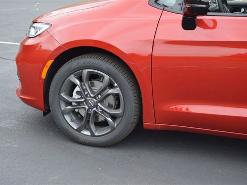 New 2026 Chrysler Pacifica Select image 9