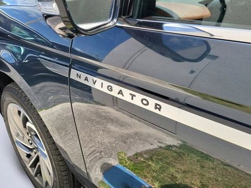 Used 2025 Lincoln Navigator Reserve AWD/4WD image 6