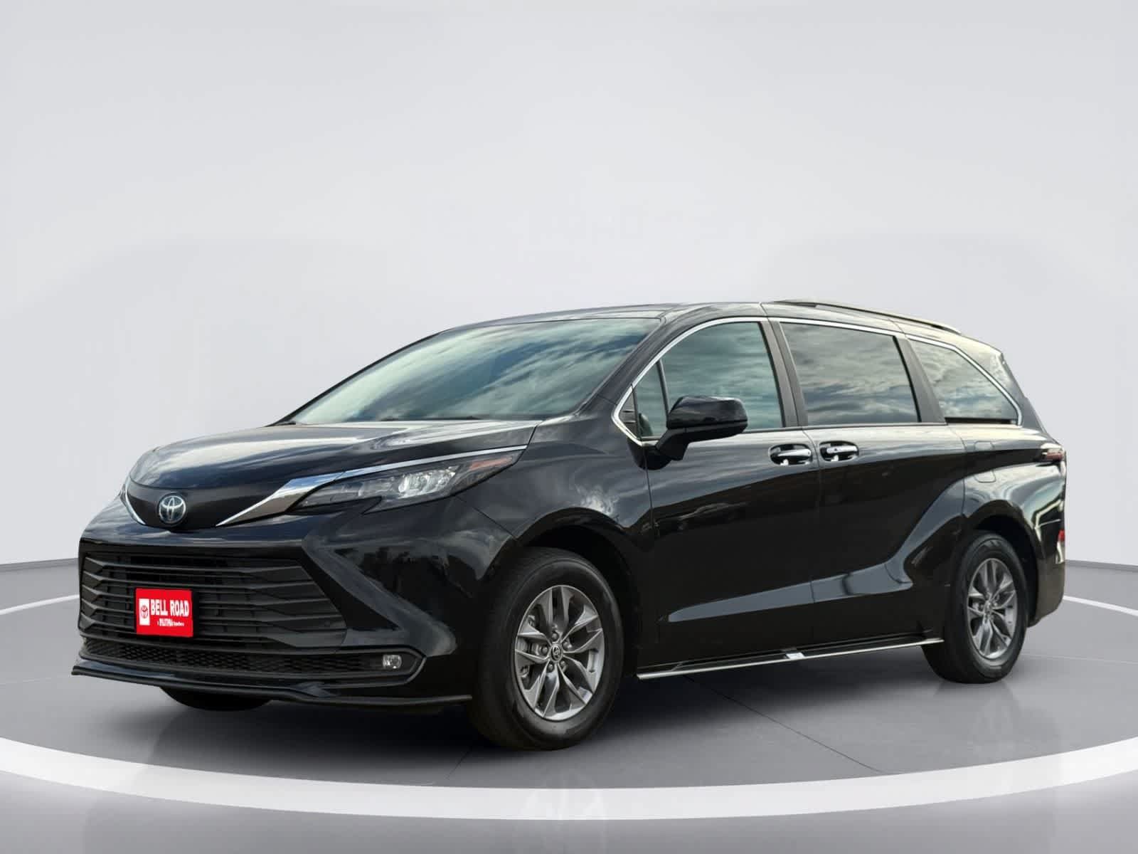 Used 2025 Toyota Sienna XLE FWD image 2