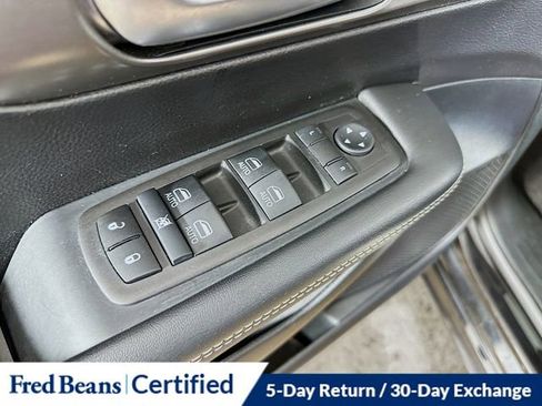 Used 2025 Chrysler Pacifica Select image 17