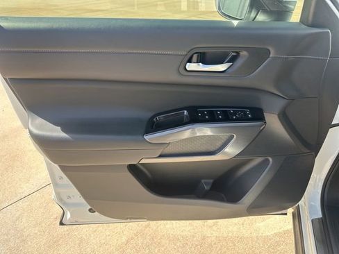 Used 2023 Nissan Pathfinder SL w/ Lighting Package (N92) FWD image 13
