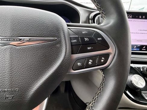 Used 2022 Chrysler Pacifica Touring-L image 24