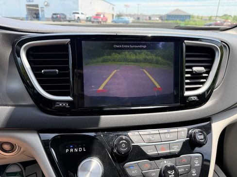 Used 2024 Chrysler Pacifica Touring-L FWD image 29