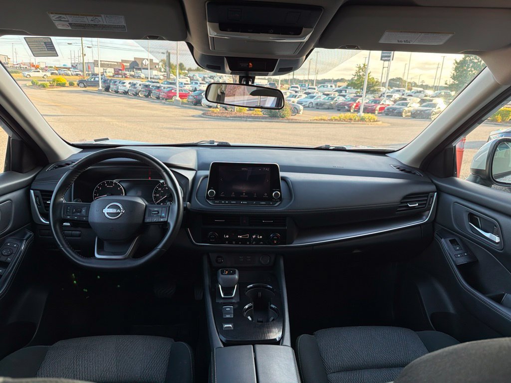 Used 2025 Nissan Rogue SV FWD image 28