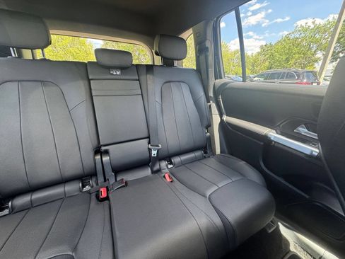 Used 2025 Mercedes-Benz GLB 250 image 40