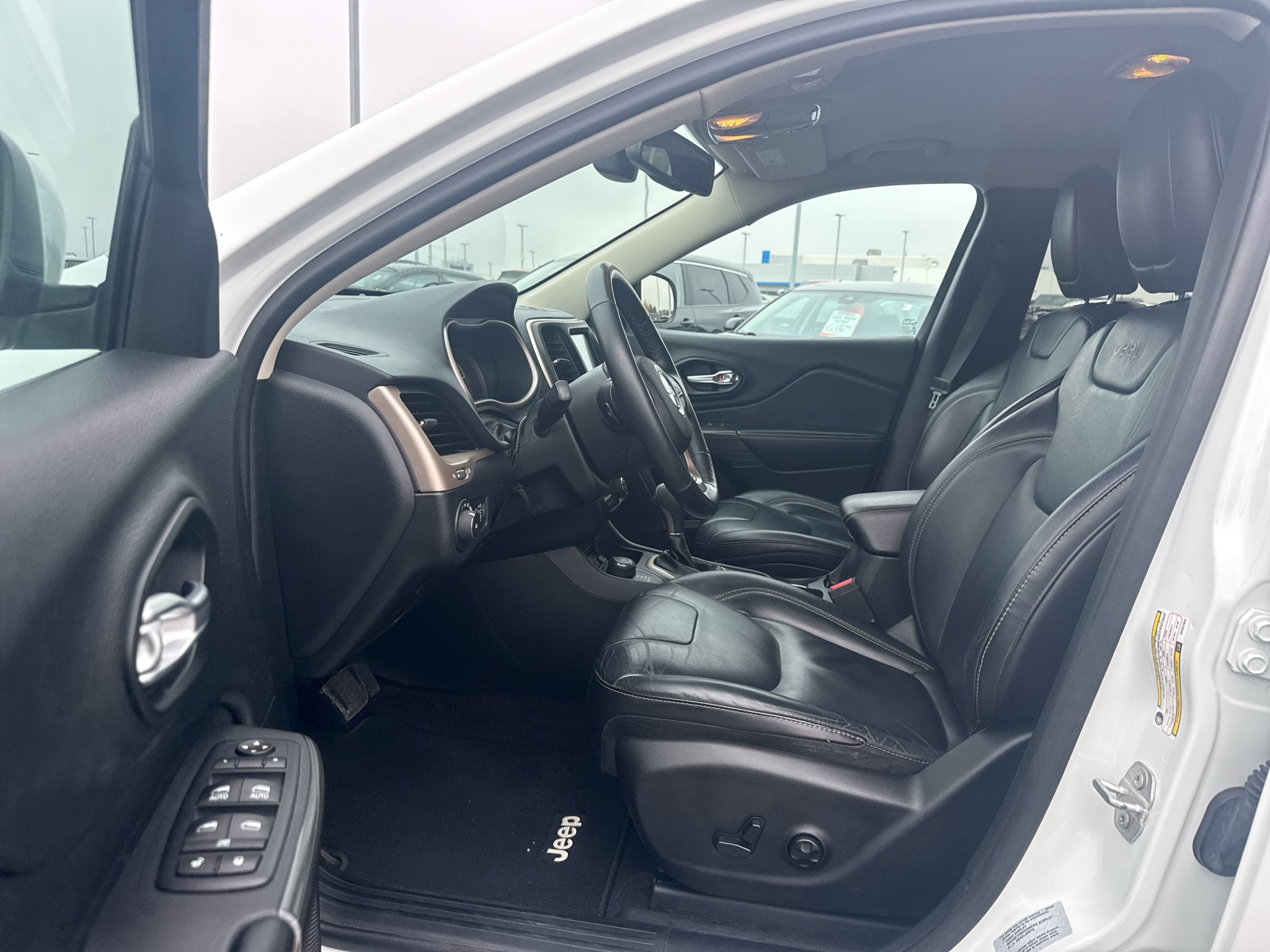 Used 2016 Jeep Cherokee Limited AWD/4WD image 4