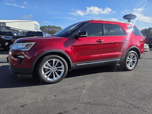 Used 2018 Ford Explorer XLT w/ Equipment Group 202A image 2