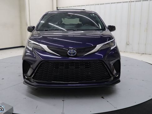 Used 2023 Toyota Sienna XSE image 11