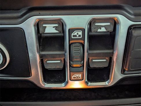 Used 2021 Jeep Gladiator Overland image 16