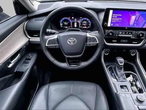 Used 2025 Toyota Grand Highlander AWD image 6