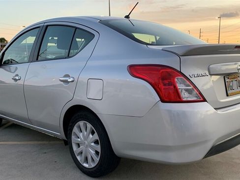 Used 2018 Nissan Versa SV FWD image 3