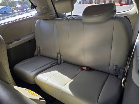 Used 2014 Toyota Sienna XLE image 14