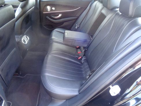 Used 2018 Mercedes-Benz E 400 4MATIC Sedan w/ Premium 1 Package image 23