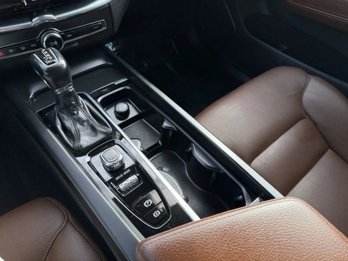 Used 2018 Volvo XC60 T6 Momentum w/ Convenience Package image 17