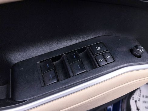 Used 2023 Toyota Highlander XLE FWD image 12