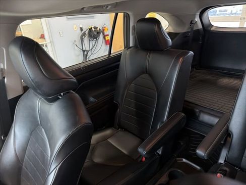 Used 2020 Toyota Highlander XLE image 17