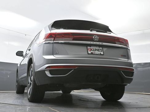 Used 2025 Volkswagen Atlas Cross Sport SE FWD image 56