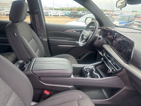 Used 2025 Chevrolet Traverse LT image 25