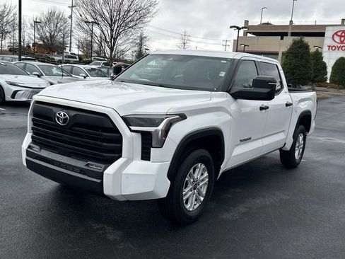 Used 2022 Toyota Tundra SR5 w/ SR5 Convenience Package AWD/4WD image 8