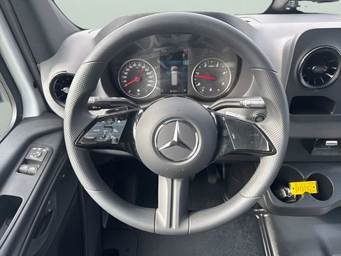 Used 2025 Mercedes-Benz Sprinter 2500 image 11