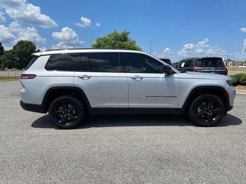 Used 2023 Jeep Grand Cherokee L Limited w/ Black Appearance Package AWD/4WD image 9