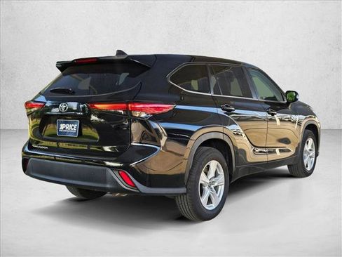 Used 2023 Toyota Highlander L FWD image 5