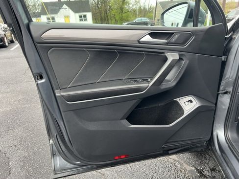 Used 2022 Volkswagen Tiguan SE w/ Panoramic Sunroof Package image 12