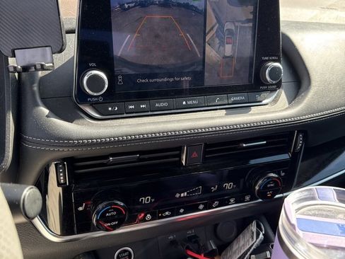 Used 2023 Nissan Rogue SL image 3