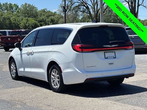 Used 2023 Chrysler Pacifica Touring-L FWD image 2