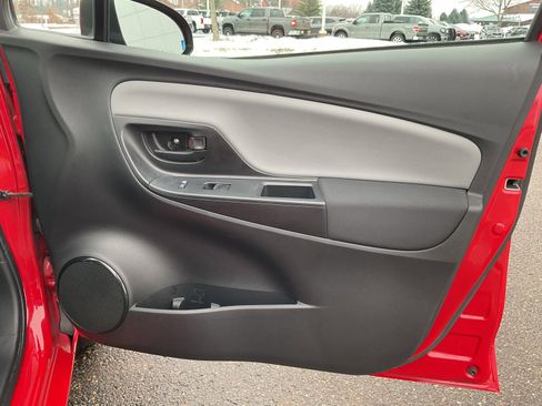 Used 2015 Toyota Yaris L image 11