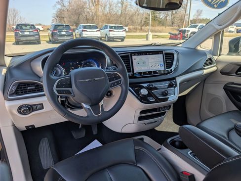 Used 2023 Chrysler Pacifica Touring-L image 12