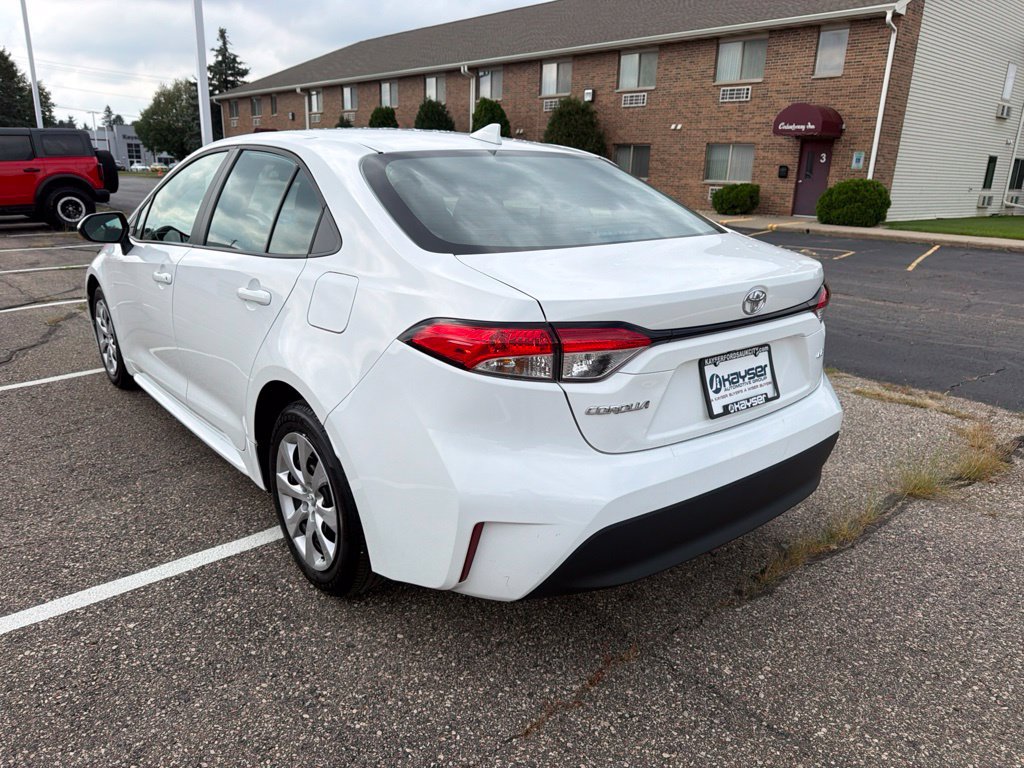 Used 2025 Toyota Corolla LE FWD image 5