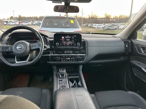 Used 2024 Nissan Pathfinder SV image 5