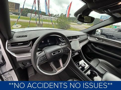 Used 2024 Jeep Grand Cherokee Limited image 2