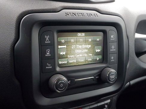 Used 2017 Jeep Renegade Latitude w/ Cold Weather Group image 18