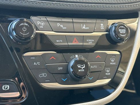 Used 2020 Chrysler Pacifica Limited w/ Advanced Safetytec Group image 22