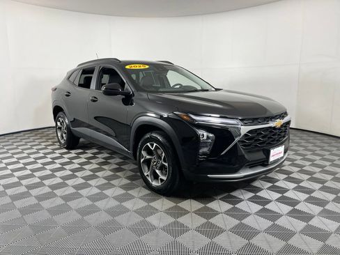 Certified 2025 Chevrolet Trax LT FWD image 10