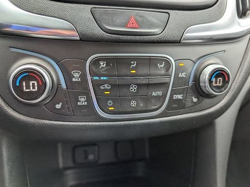 Used 2018 Chevrolet Equinox LT FWD image 17