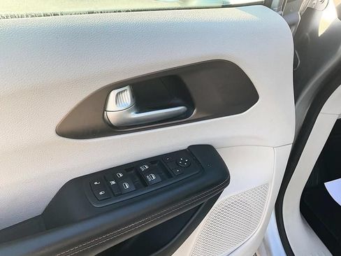 Used 2018 Chrysler Pacifica Touring-L w/ Tire & Wheel Group FWD image 12