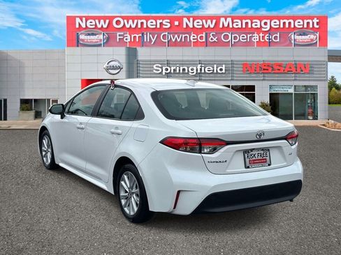 Used 2025 Toyota Corolla LE w/ LE Premium Package FWD image 4