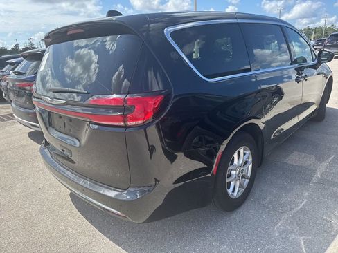 Used 2025 Chrysler Pacifica Select FWD image 2
