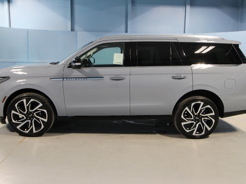 New 2026 Lincoln Navigator Reserve AWD/4WD image 34