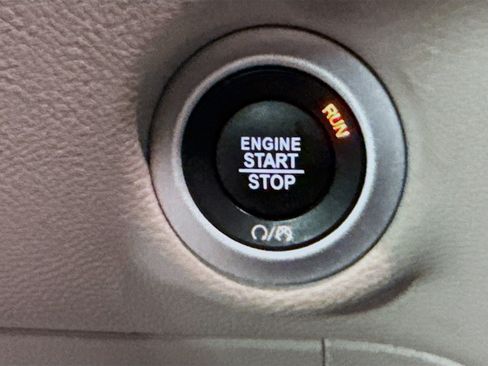 Used 2024 Chrysler Pacifica Limited FWD image 21