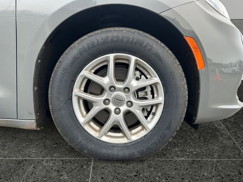 Used 2022 Chrysler Pacifica Touring-L image 9