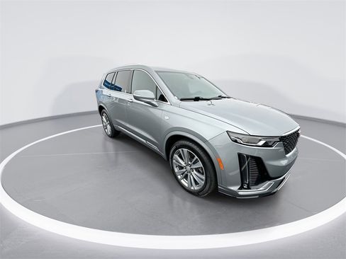 Used 2025 Cadillac XT6 Premium Luxury image 2