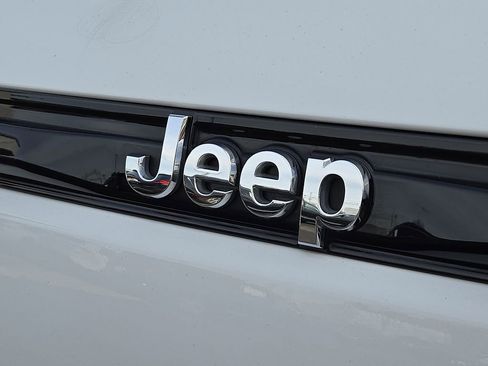 Used 2023 Jeep Grand Cherokee Laredo image 29